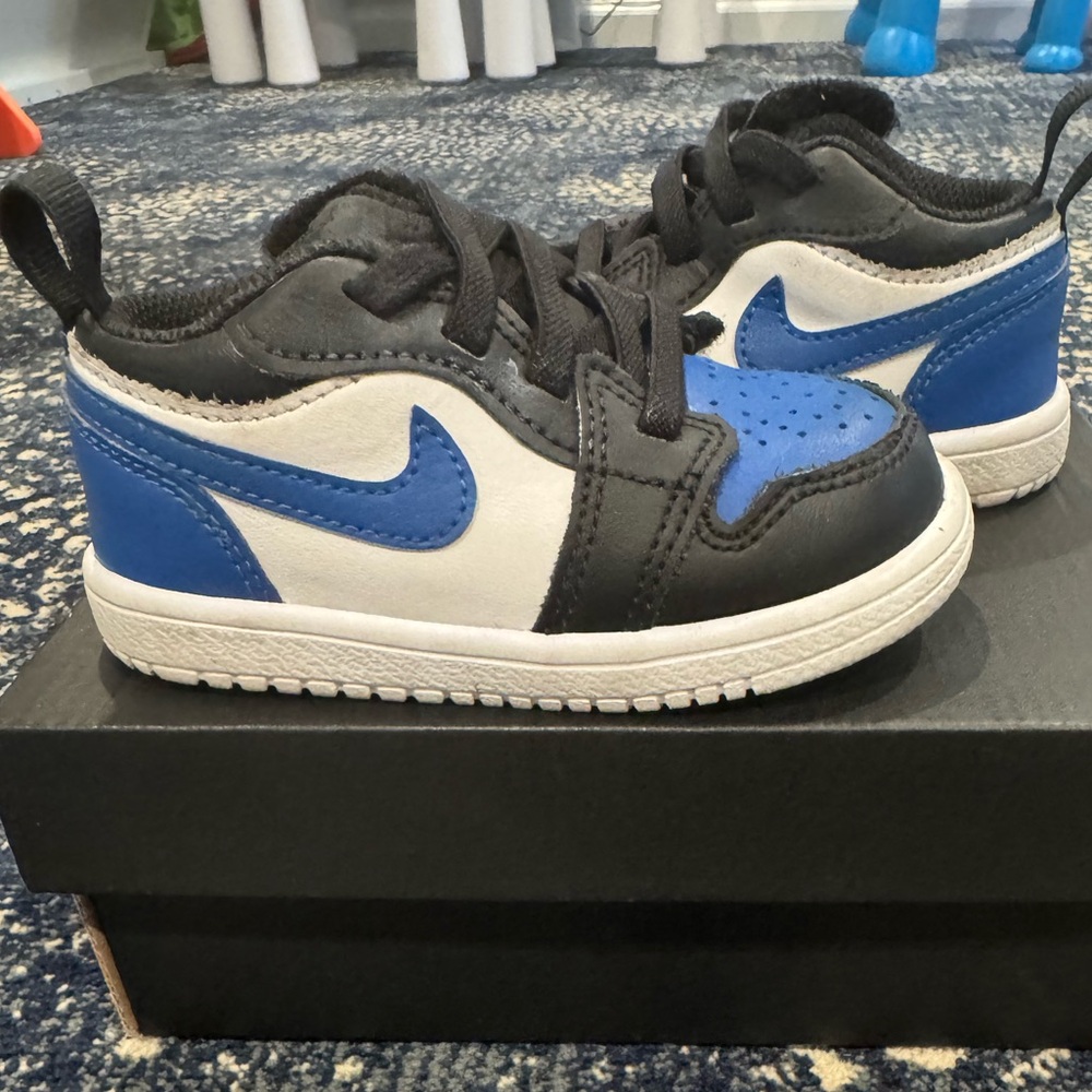 Jordan toddler sneakers 6c - black/white/blue